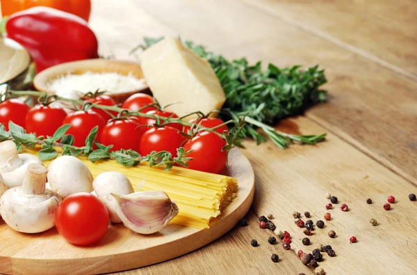 Ingredientes de massas na mesa de madeira — Fotografia de Stock