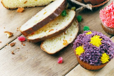 Paskalya ekmek ve kek ahşap tablo