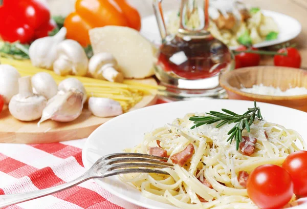 makarna carbonara ahşap tablo