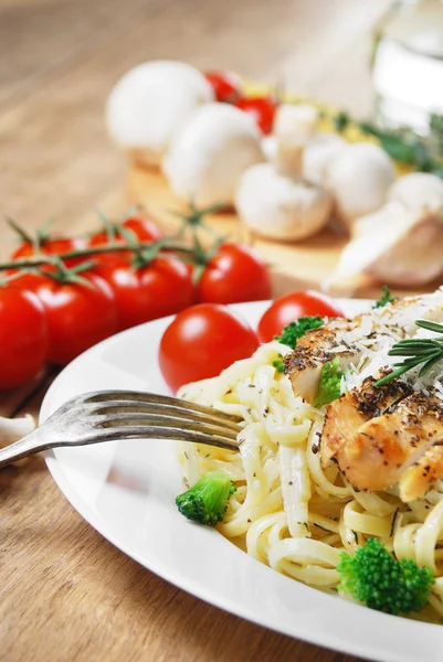 Pasta with fried chicken — Stock Photo, Image