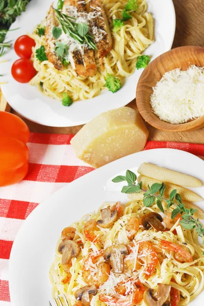 Pasta with shrimps and mashrooms on the wooden table — Stock Photo, Image
