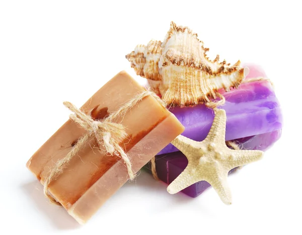 stukken natuurlijke zeep met kruiden en bloemen. 