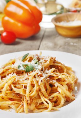 ahşap masa üzerinde bolognese makarna