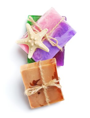 stukken natuurlijke zeep met kruiden en bloemen. 