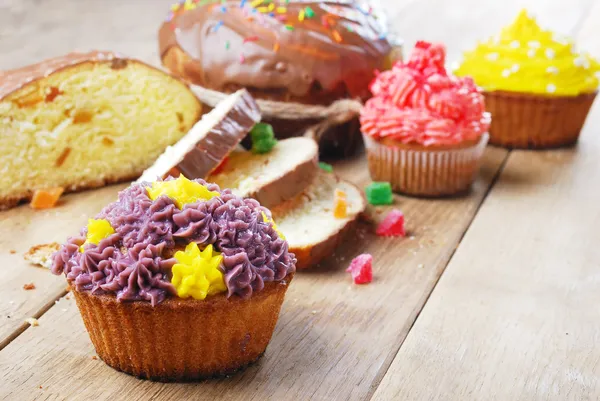 Easter bread and  cakes on the wooden table — Stock Photo, Image