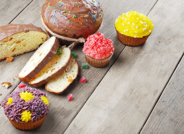 Pão de Páscoa e bolos na mesa de madeira — Fotografia de Stock