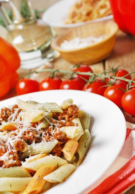 ahşap masa üzerinde bolognese makarna