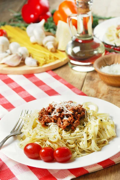 Pâtes bolognaise sur la table en bois — Photo