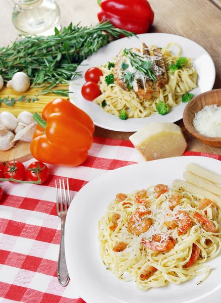 Pasta met garnalen en saus op de houten tafel — Stockfoto