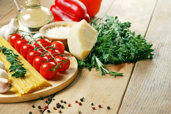 Pasta ingredientes en la mesa de madera — Foto de Stock