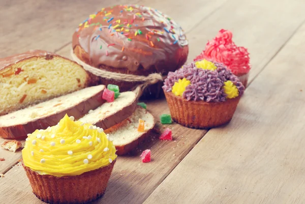 Pan de Pascua y pasteles en la mesa de madera — Foto de Stock