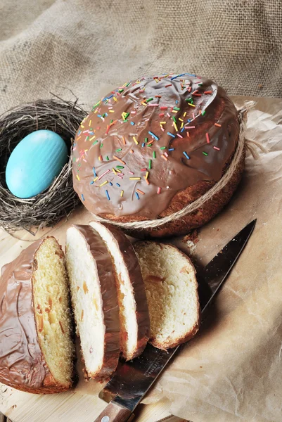 Wielkanoc chleb i ciasta na drewnianym stole — Zdjęcie stockowe