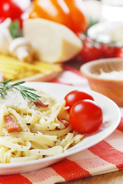 Carbonara makaron na drewnianym stole — Zdjęcie stockowe