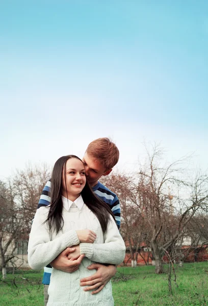 Vackra lyckliga paret — Stockfoto