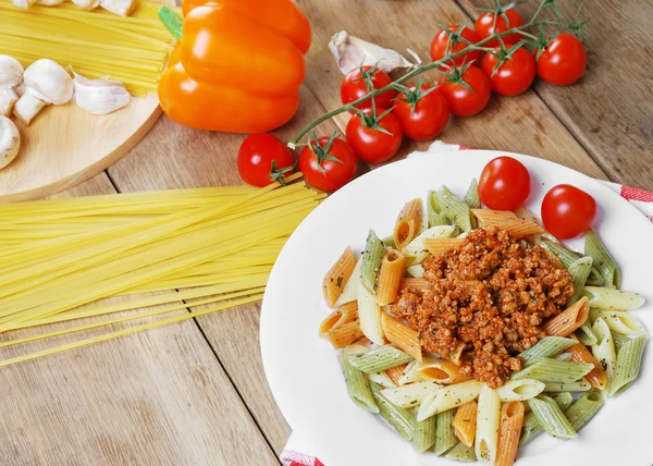 Pasta bolognese op houten tafel — Stockfoto