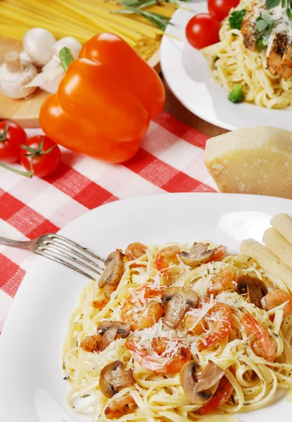 Pasta with shrimps and mashrooms on the wooden table — Stock Photo, Image