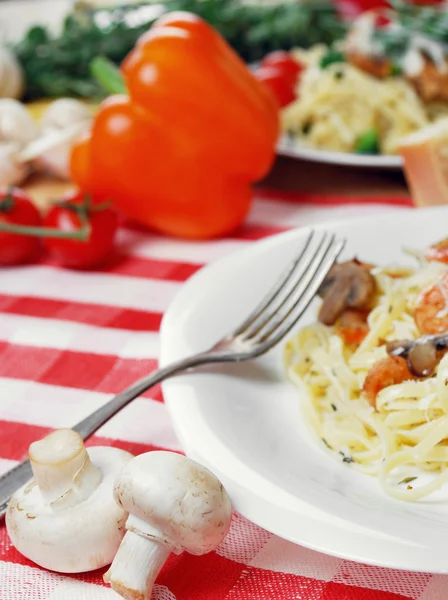 Pasta met garnalen en mashrooms op de houten tafel — Stockfoto