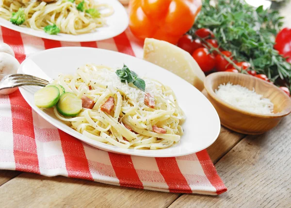 Pasta carbonara op houten tafel — Stockfoto