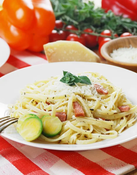 Pasta carbonara op houten tafel — Stockfoto