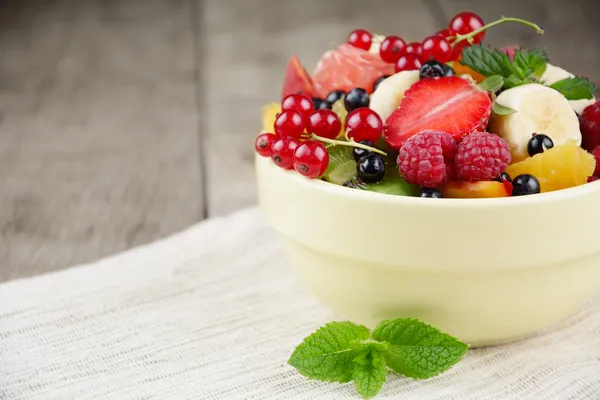 Frischer, schmackhafter Obstsalat — Stockfoto