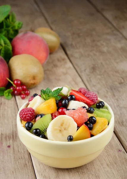 Ensalada de frutas frescas y sabrosas —  Fotos de Stock