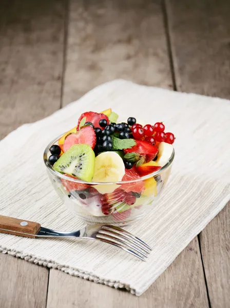 Salade de fruits frais savoureux — Photo