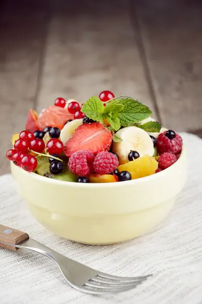 Frischer, schmackhafter Obstsalat — Stockfoto