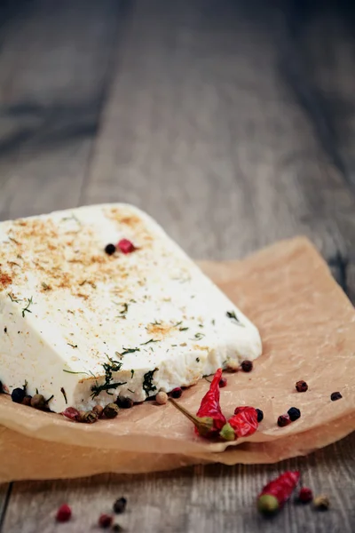 Masanın üzerine peynir lezzetli eski barış