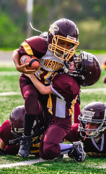 Joueur de football jeunesse s'attaque à un autre — Photo