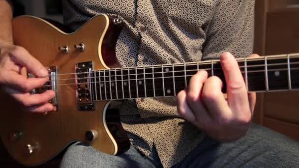 Müzisyen bir gitar ile oynuyor — Stok video