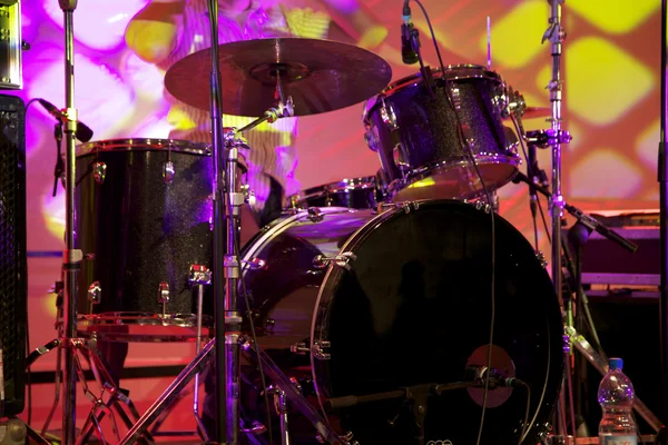 ライブのステージ上のドラムセット — ストック写真