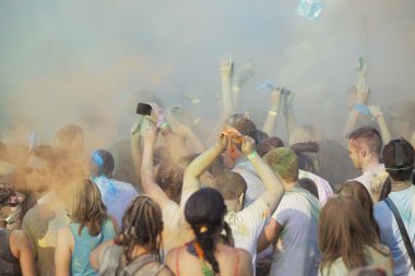 birçok kişi ile Holi festival
