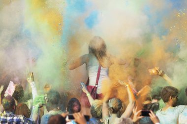 birçok kişi ile Holi festival