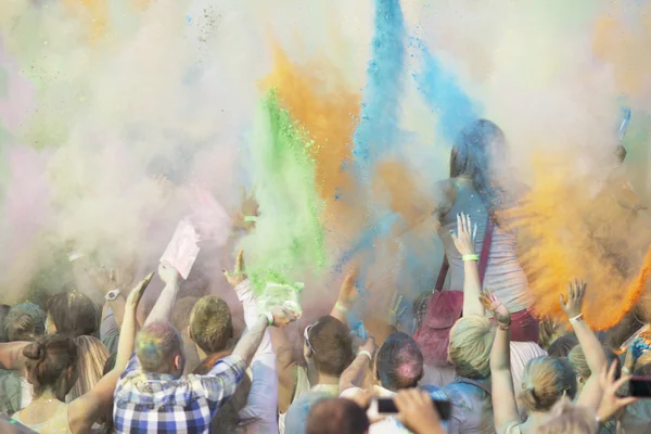 많은 사람들이 Holi 축제 로열티 프리 스톡 사진