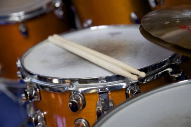 bir drumset üzerinde ızgara