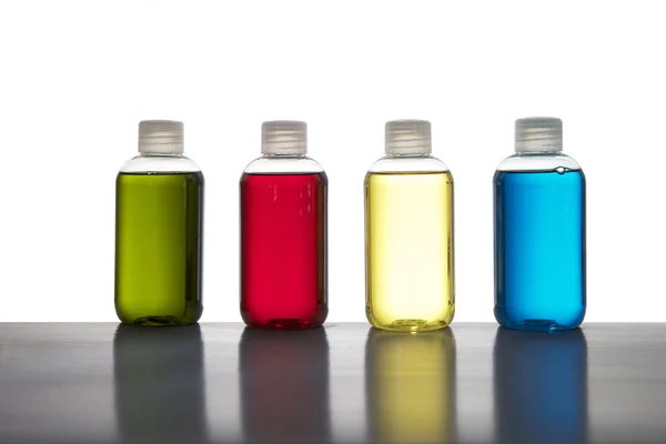 Kleine Flaschen mit verschiedenen Farben — Stockfoto