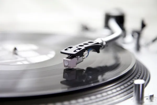 Vinilo en un tocadiscos — Foto de Stock