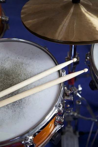 Tambor con palos de tambor en un Snaredrum y platillos —  Fotos de Stock