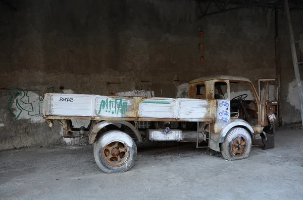 Oude verlaten vrachtwagen — Stockfoto