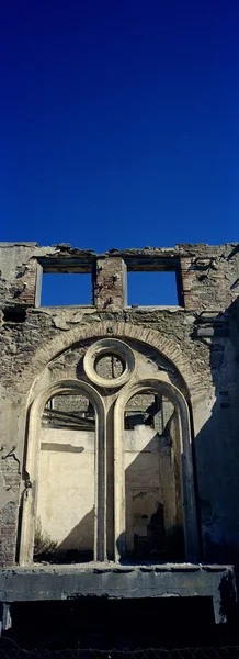 Окно заброшенного горнодобывающего здания — стоковое фото