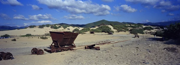 Carretilla de la explotación minera en la playa — Stockfoto