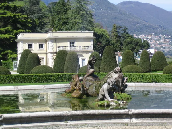 Jardim no lago como — Fotografia de Stock