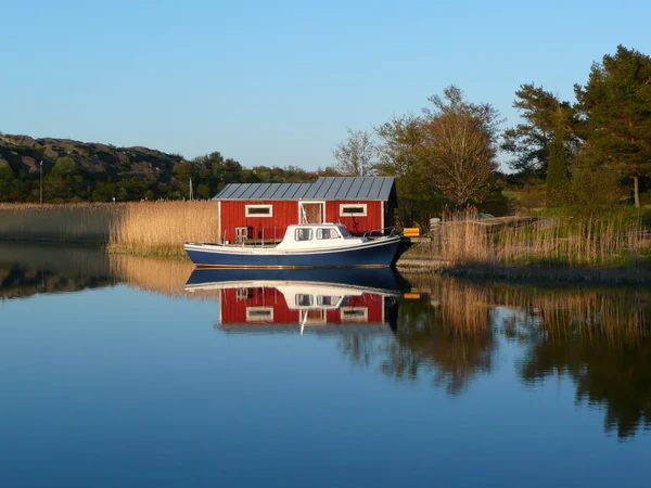 Kırmızı ev ve tekne — Stok fotoğraf
