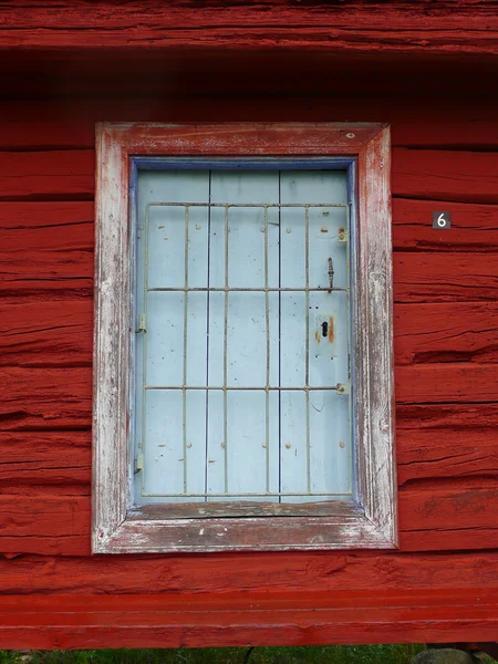 Fönster på röd träbyggnad — Stockfoto