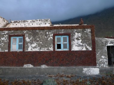 el hierro terk edilmiş evde