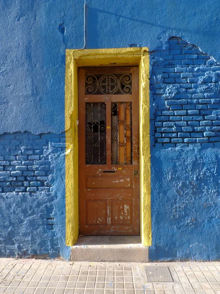 Puerta con marco amarillo — Foto de Stock