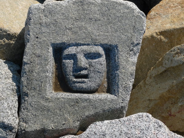 Человеческое лицо на камне
