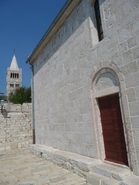 arka kapı kilise ve çan kulesi