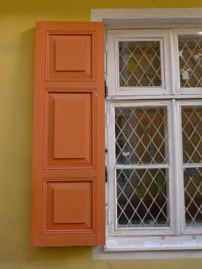 bir pencere üzerinde turuncu güneşlikler