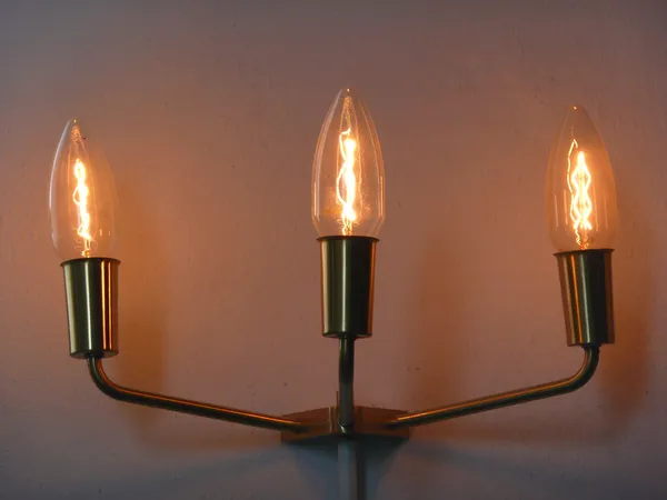 Lámpara vieja con tres bombillas —  Fotos de Stock